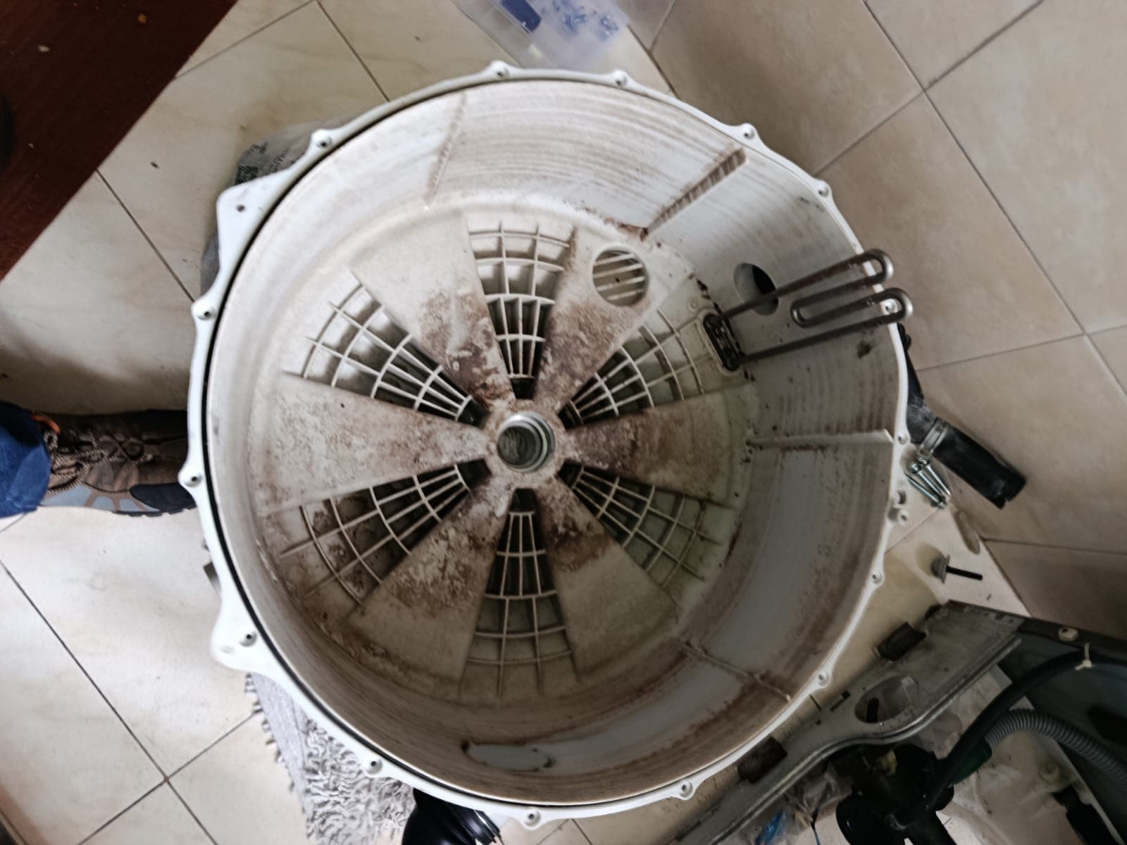 Tambor de lavadora sucio y oxidado antes del mantenimiento